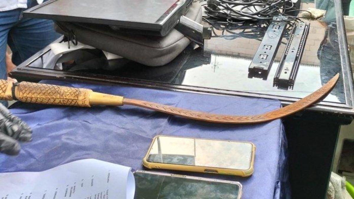 Celurit karatan bergagang emas yang diamankan polisi dari dua tersangka pembacokan di Pademangan, Jakarta Utara.