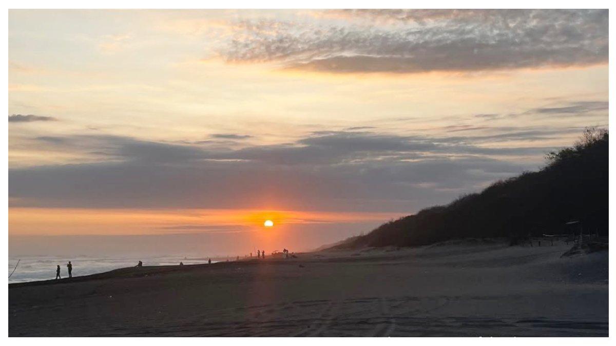 Pemandangan Pantai Cemara Sewu saat sore hari