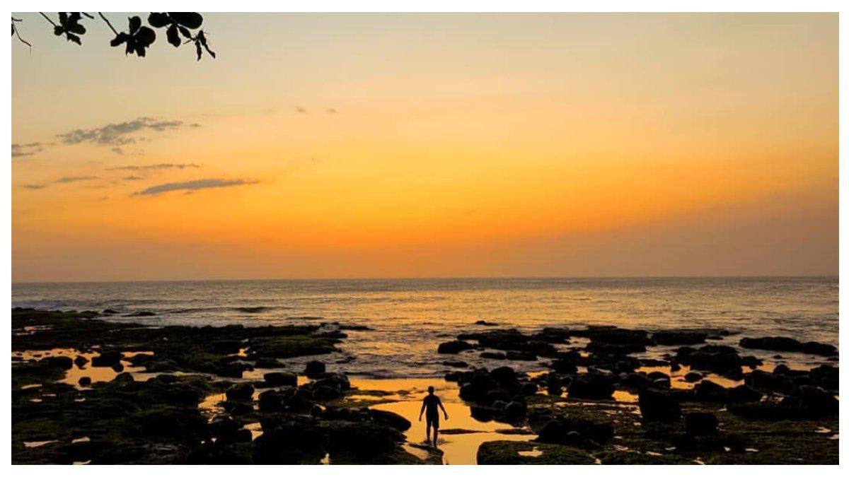 Suasana sore hari di Pantai Cidora