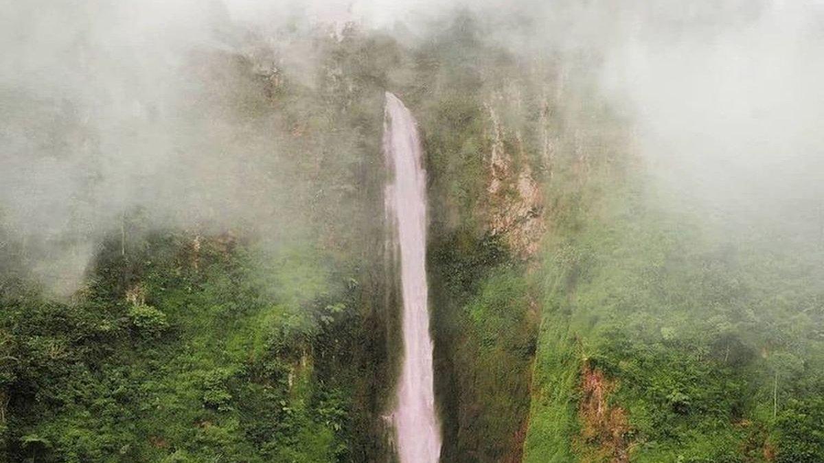 Tampak gagah air terjun citambur