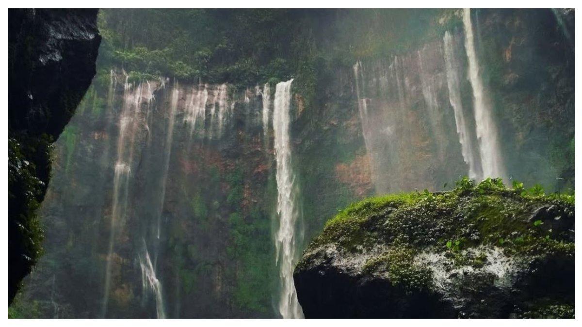 Tampak gagah dan indah Air Terjun Tumpak Sewu