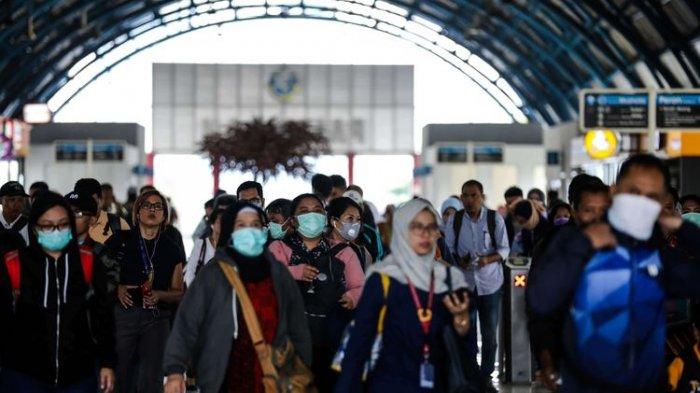 Warga menggunakan masker setelah turun dari kereta rel listrik di stasiun Palmerah, Jakarta, Selasa (3/3/2020) demi mencegah penularan virus corona. (KOMPAS.com/GARRY LOTULUNG)