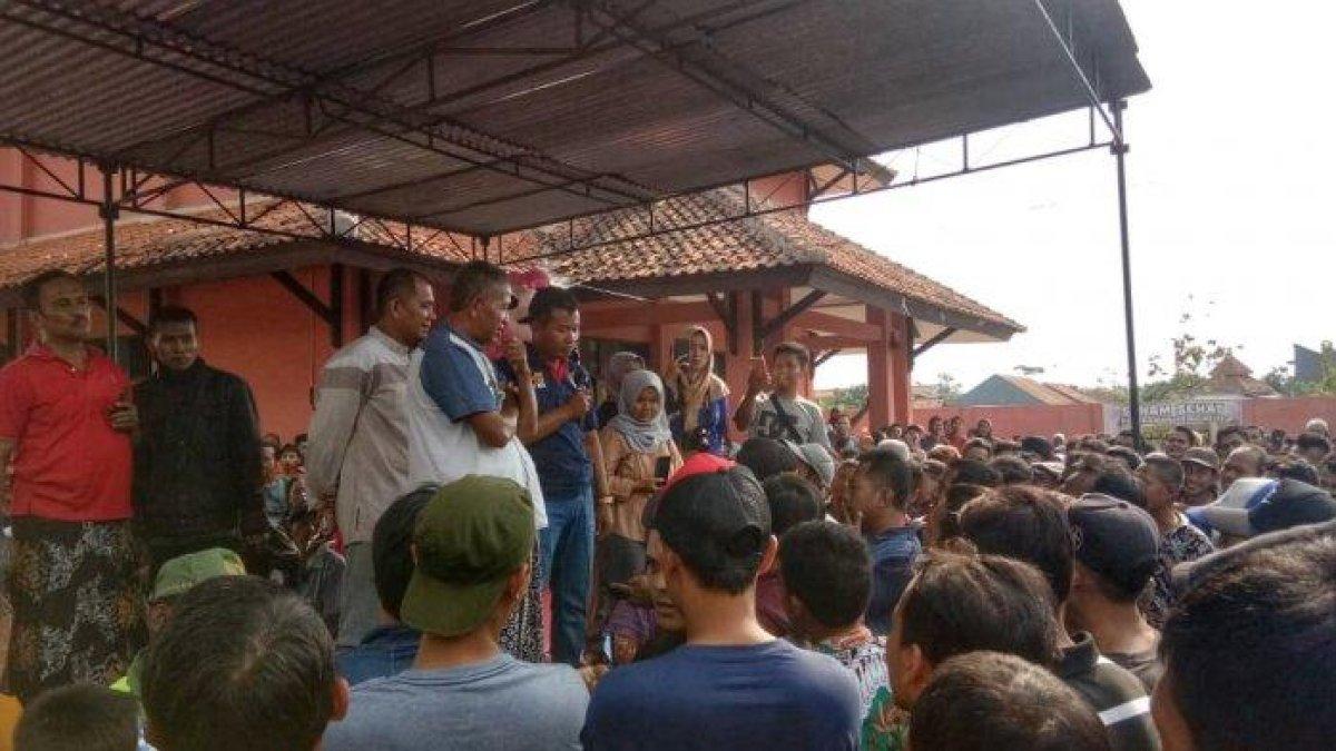 Crazy Rich di Pekalongan sebar duit Rp 35 juta dari atap rumah, malah ricuh