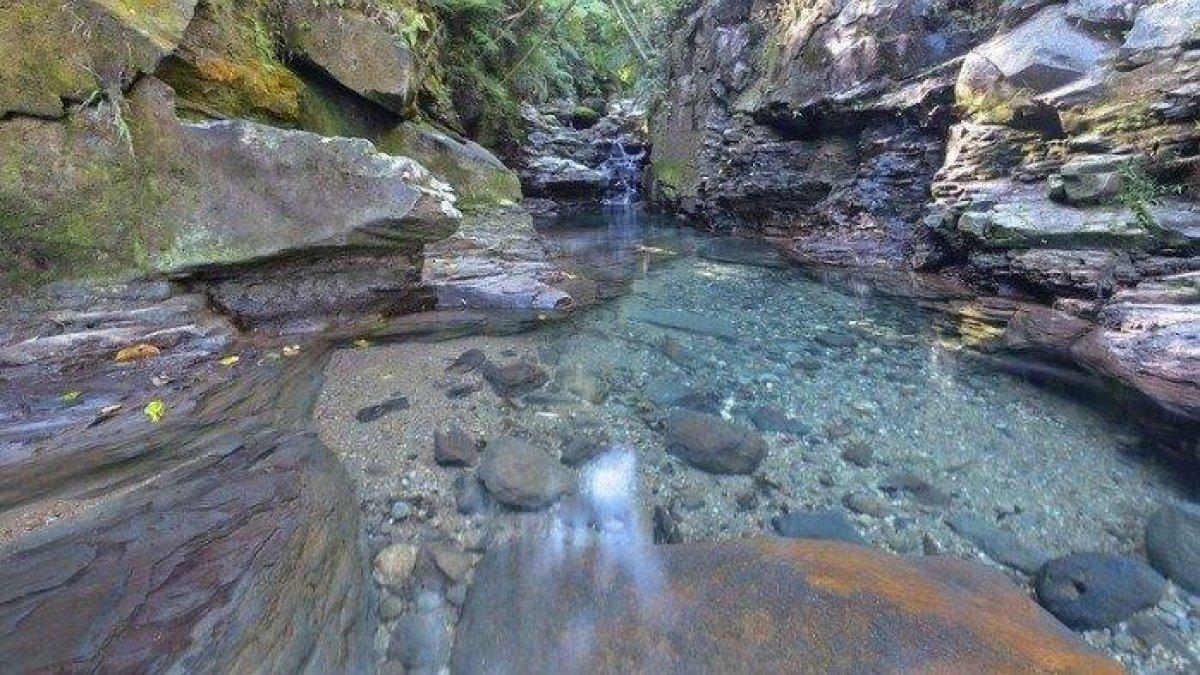 Jernihnya air yang mengalir di Curug Balong Endah.