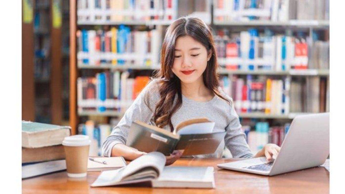 Seorang siswi yang sedang fokus belajar.