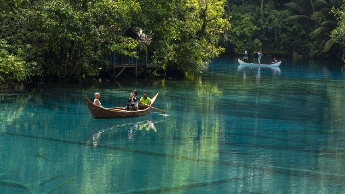 Pengunjung berkeliling dengan perahu di obyek wisata Danau Paisupok di Desa Lukpanenteng, Kabupaten Banggai Kepulauan, Sulawesi Tengah.