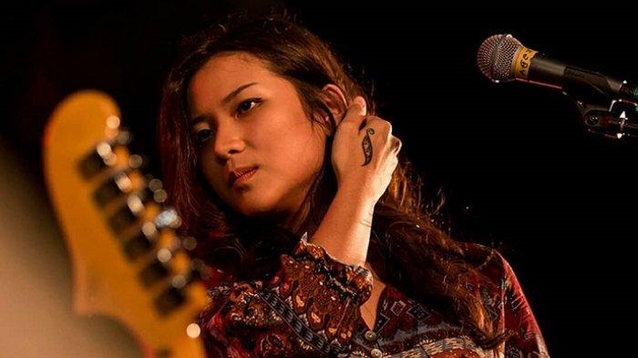 RIDERS MANGGUNG DANILLA - Danilla punya riders manggung yang sederhana. Ia hanya minta air minum galon.