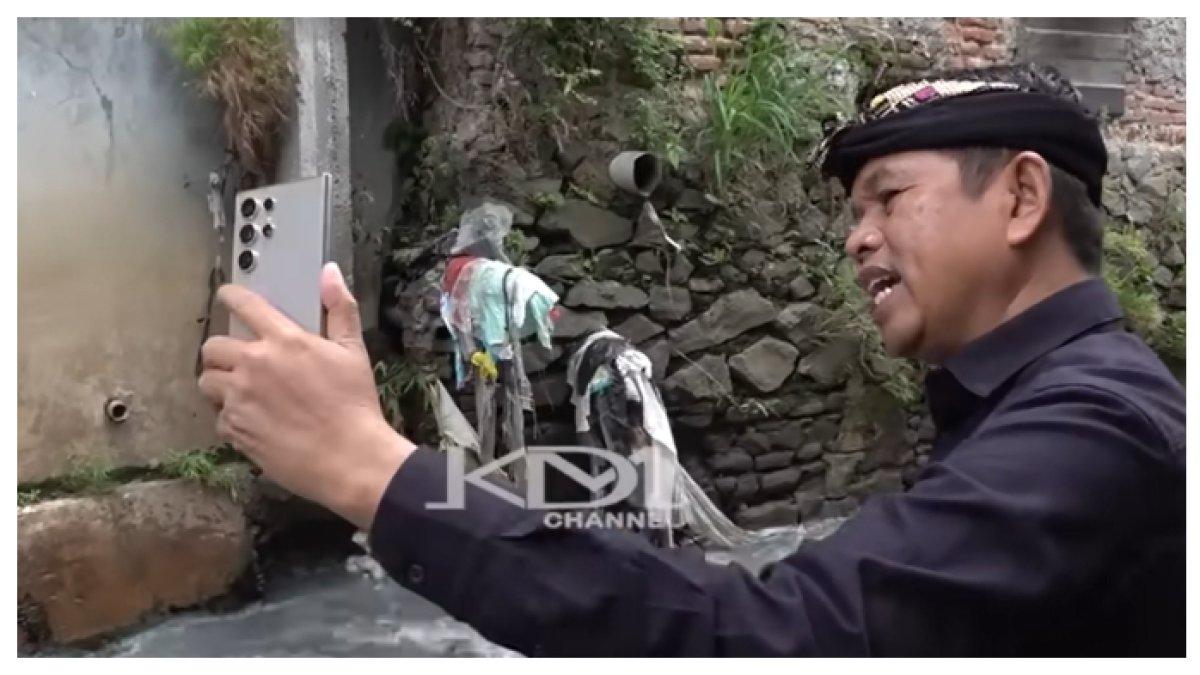 DEDI MULYADI KRITIK - Gubernur Jawa Barat tak henti-hentinya mengkritik pejabat yang bertindak kurang tepat. Kali ini ia mengkritik pejabat yang selalu menyumbang sembako tanpa memberika solusi jangka pendek untuk korban banjir.