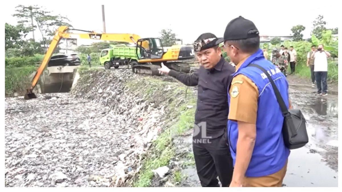 DEDI MULYADI KRITIK - Gubernur Jawa Barat tak henti-hentinya mengkritik pejabat yang bertindak kurang tepat. Kali ini ia mengkritik pejabat yang selalu menyumbang sembako tanpa memberika solusi jangka pendek untuk korban banjir.