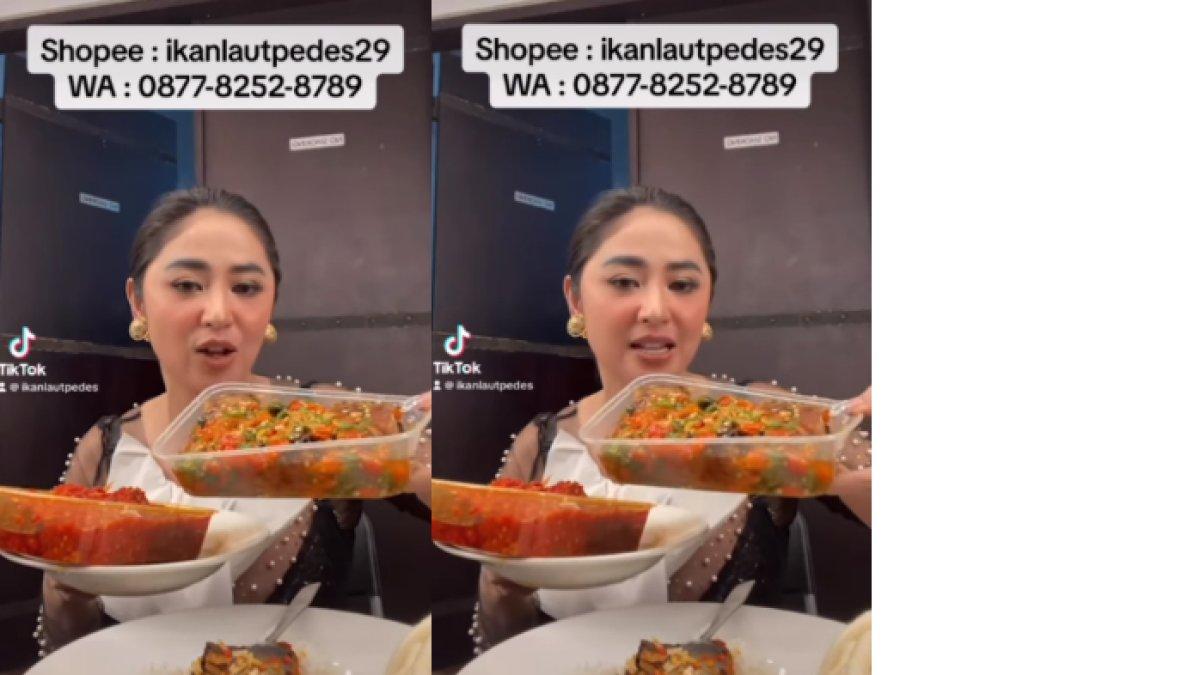 Dewi Perssik saat membantu mempromosikan masakan ayam dan ikan milik ponakannya, Rosa Meldianti
