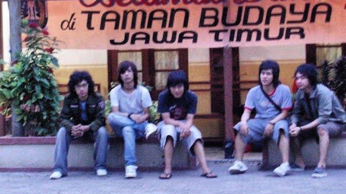 D'Masiv saat terdampar di Surabaya