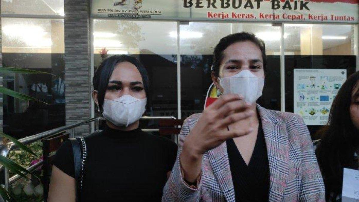Dua waria bernama Fury dan Deca saat membuat laporan ke SPKT Polda Sumut, Jumat (23/6/2023). Dua waria ini ngaku diperas diduga personel polisi di gedung Polda Sumut.