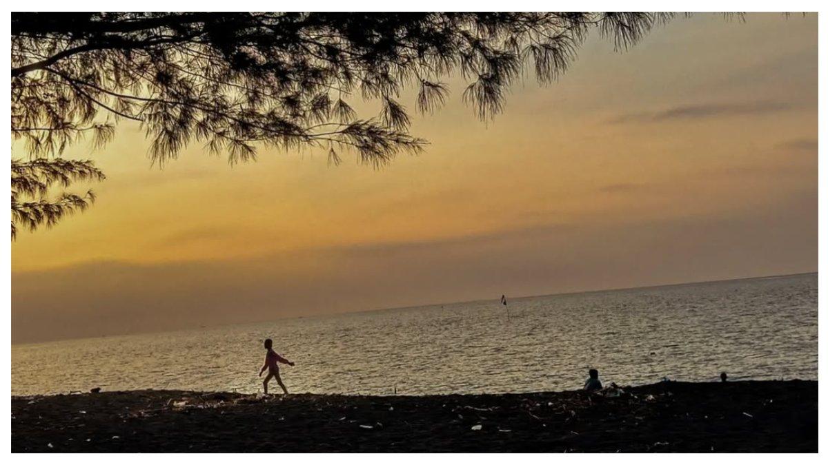 Suasana sore hari di Pantai Duta