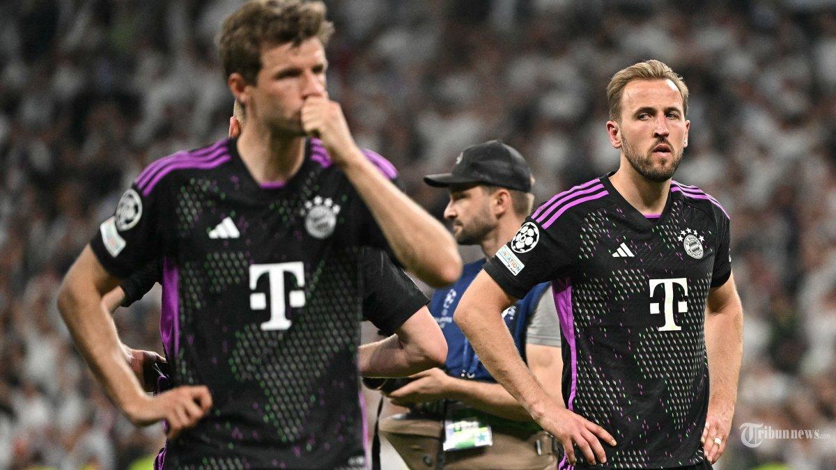 Reaksi penyerang Inggris Bayern Munich Harry Kane dan rekan satu timnya atas kekalahan mereka setelah pertandingan sepak bola leg kedua semifinal Liga Champions UEFA antara Real Madrid CF dan FC Bayern Munich di stadion Santiago Bernabeu di Madrid pada 8 Mei 2024.