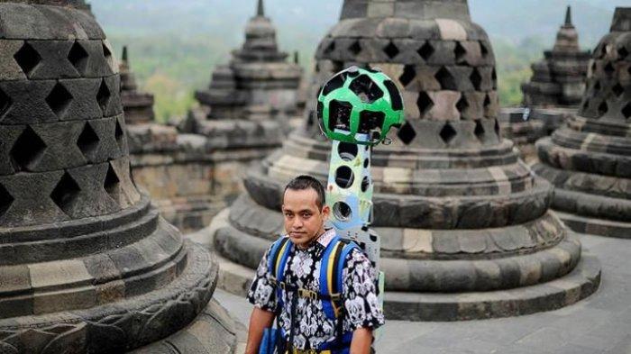 WISATA CANDI BOROBUDUR - Eko Pramono, karyawan Google Street View, menggendong alat Street View Trekker yang digunakan untuk mengambil imaji panorama dengan sudut 360 derajat di Candi Borobudur, Magelang, Jawa Tengah, Sabtu (26/9/2015).