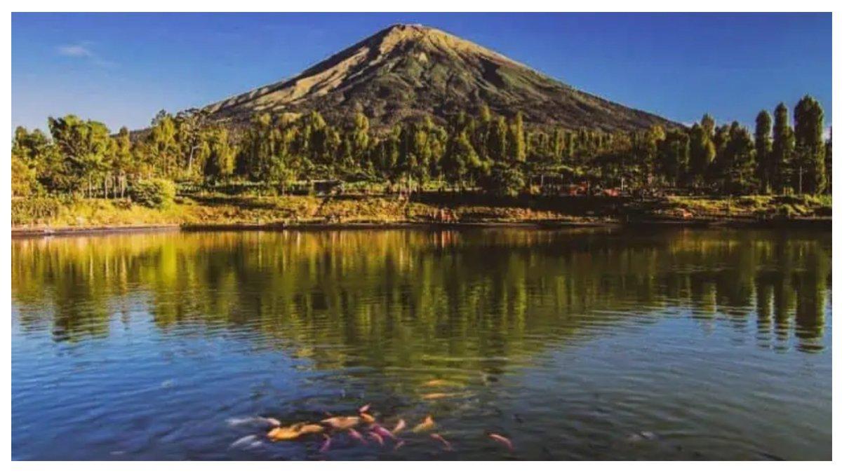 Pemandangan Embung Kledung dengan background Gunung Sindoro