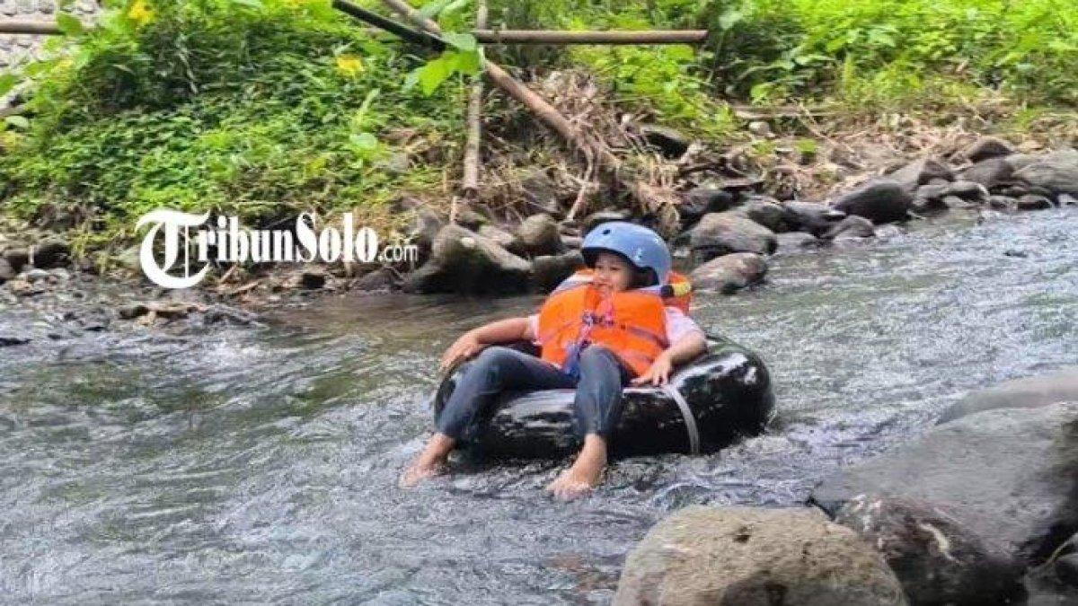 WISATA DI KLATEN - Seorang anak bermain di Obyek Wisata Brintik Riverside (Bris'e) diDukuh Gatak, Desa Malangjiwan, Kecamatan Kebonarum, Kabupaten Klaten, Senin (24/2/2025).