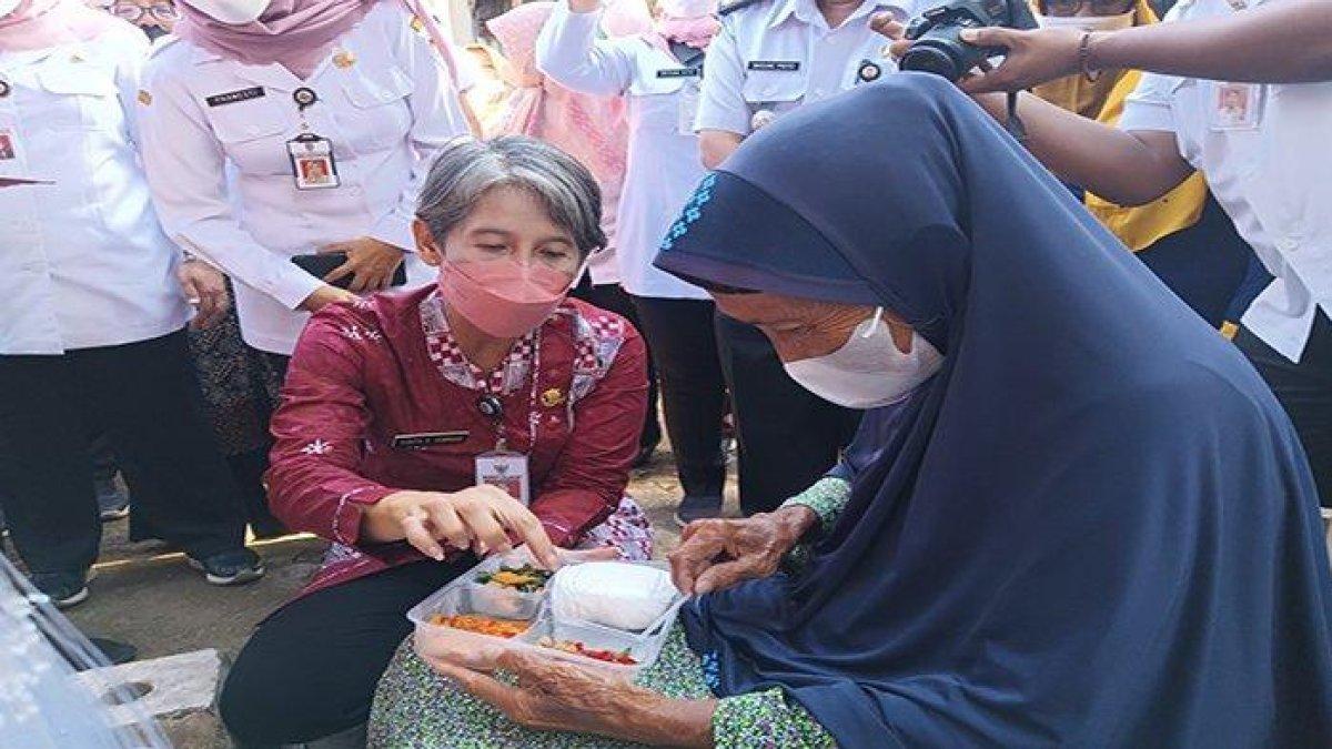 Pemerintah Kabupaten Cilacap melakukan monitoring dan evaluasi (Monev) penyaluran bantuan sosial (Bansos) permakanan bagi Lansia dan penyandang disabilitas.