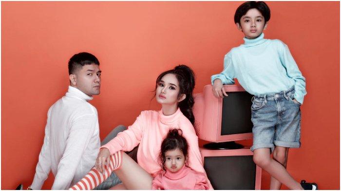 Faby Marcelia bersama suami dan dua anaknya yang dijuluki keluarga good looking