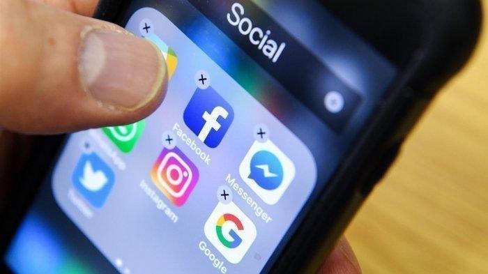 Facebook dan media sosial lainnya.