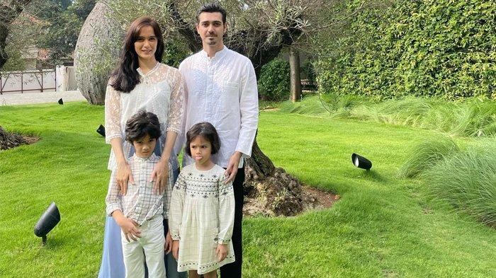 Fachri Albar, Renata Kusmanto dan anak-anak dijuluki keluarga good looking