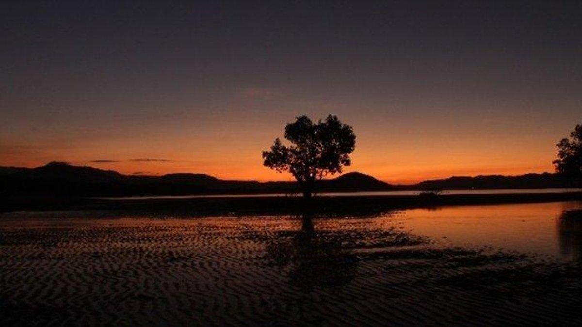 Pemandangan sore hari saat matahari terbenam di Pantai Fata