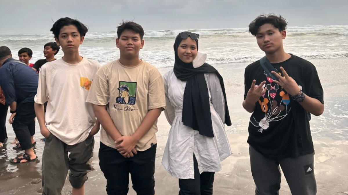 Felice Gabriel bersama teman-teman sebaya.