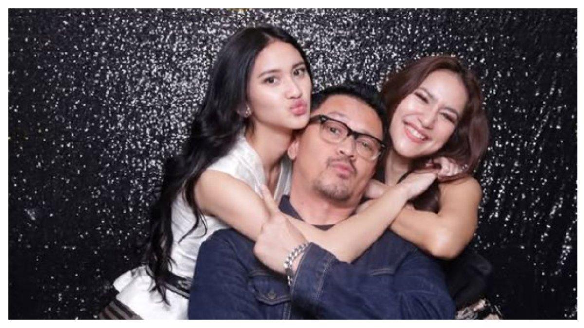 PERCERAIAN ARTIS - Ferry Maryadi tetap kompak dengan sang mantan istri, Risma Nilawati, saat hadiri momen kelulusan sang anak, Harleyava Princy.