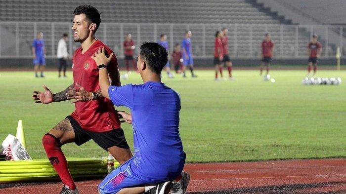 Fisioterapis, Asep Aziz ketika mendampingi Stefano Lilipaly dalam latihan.