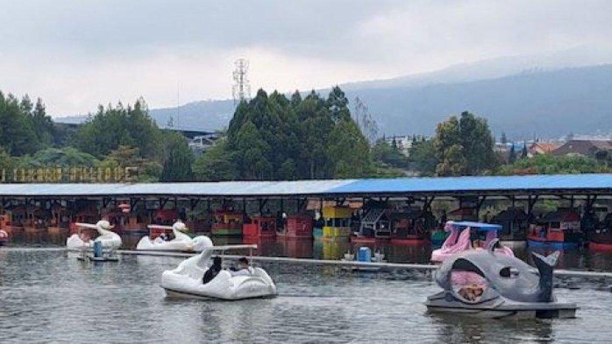 Sejumlah wisatawan menikmati wahana di objek wisata Floating Market
