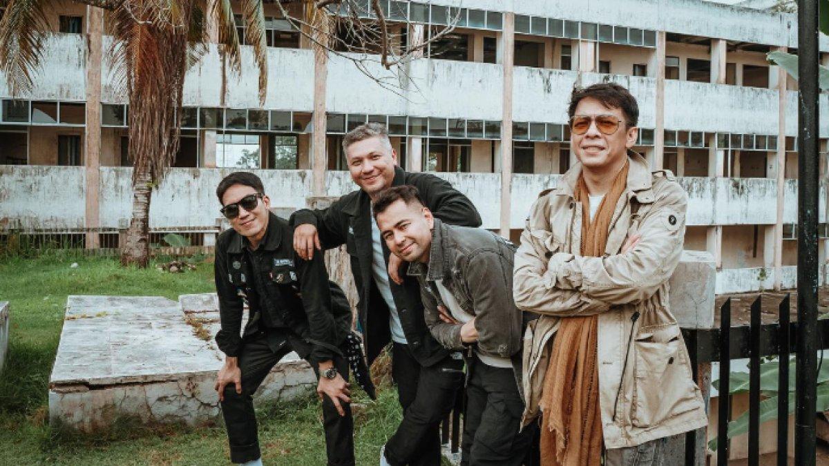 Foto The Dudas Minus One dengan background rumah sakit terbengkalai.