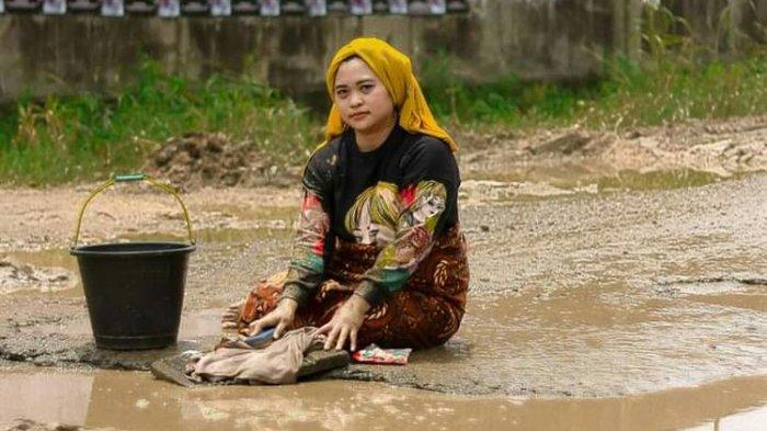 VIRAL Warga Lampung Protes Jalan Rusak dengan 'Sindiran Halus' Foto