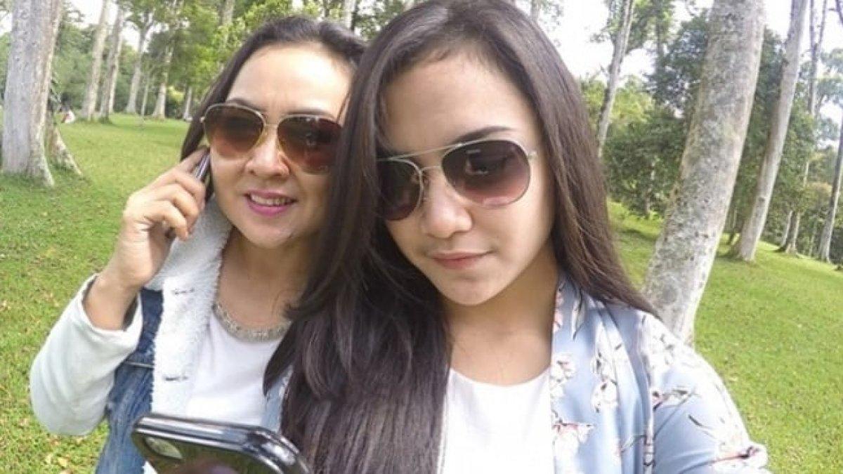Foto Mahalini bersama ibunya.