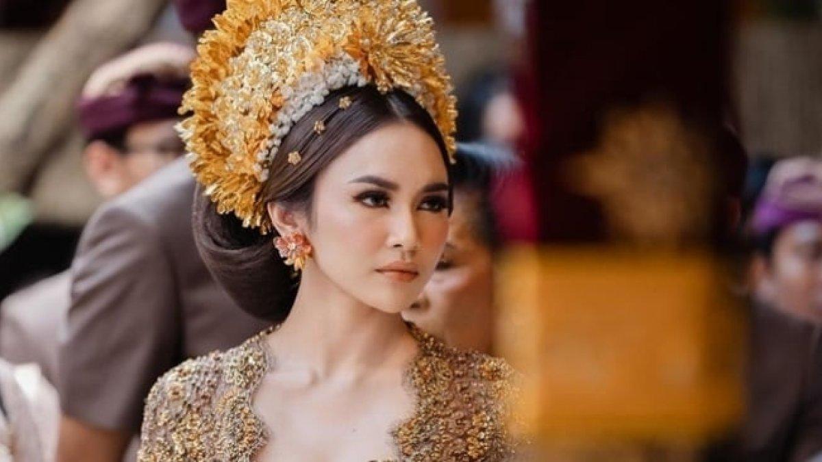 Foto Mahalini saat menikah dengan Rizky Febian.