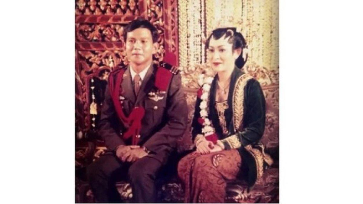 Berikut ini adalah foto pernikahan Titiek Soeharto dengan Prabowo Subianto.
