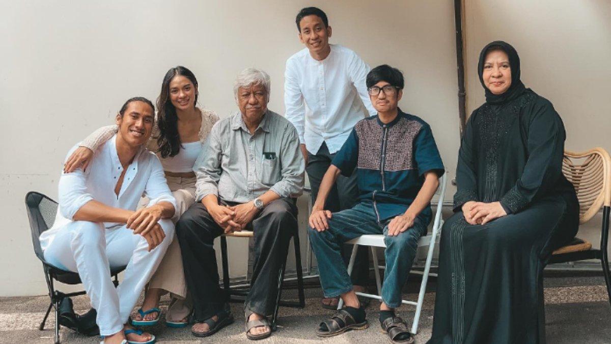 Foto Sean Gelael, Hana Malasan dan keluarga.