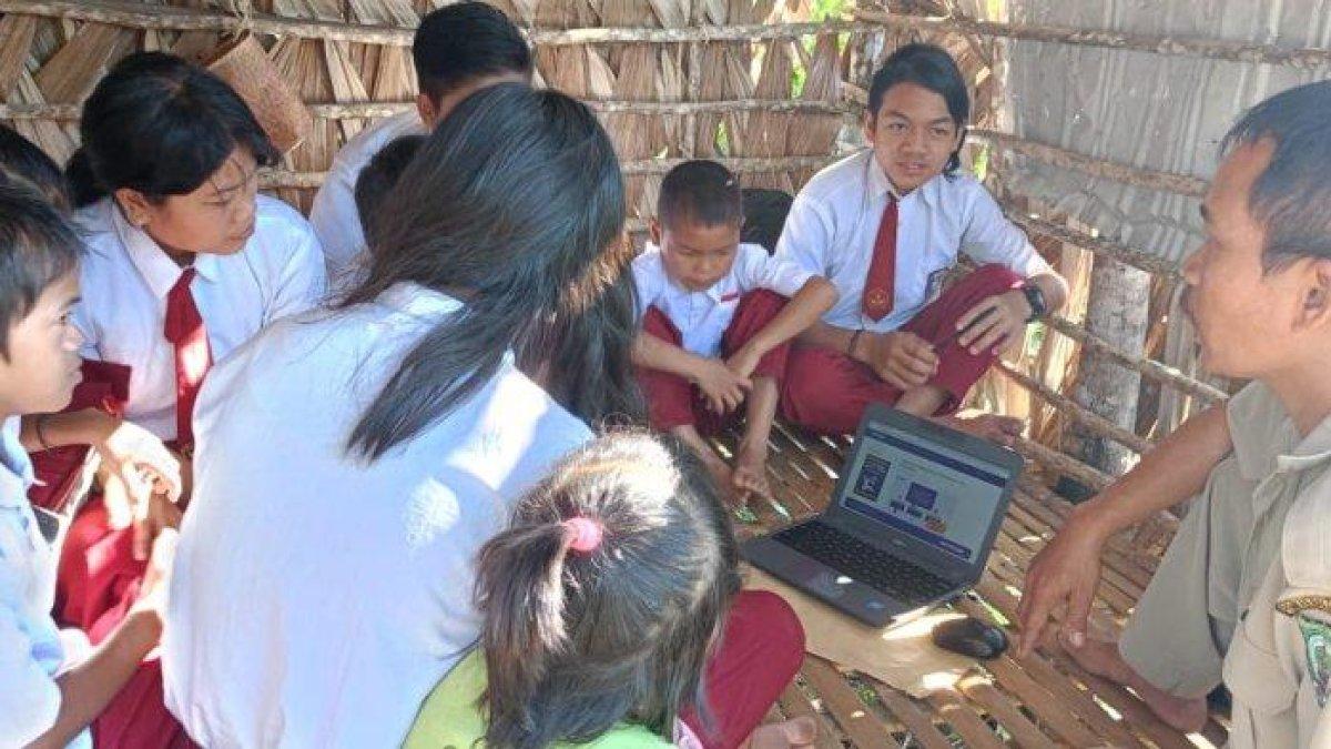 Siswa SDK Ambatunin semangat belajar mengoperasikan laptop. Simak kunci jawaban IPA semester 1 Kelas 5 SD, Kurikulum Merdeka