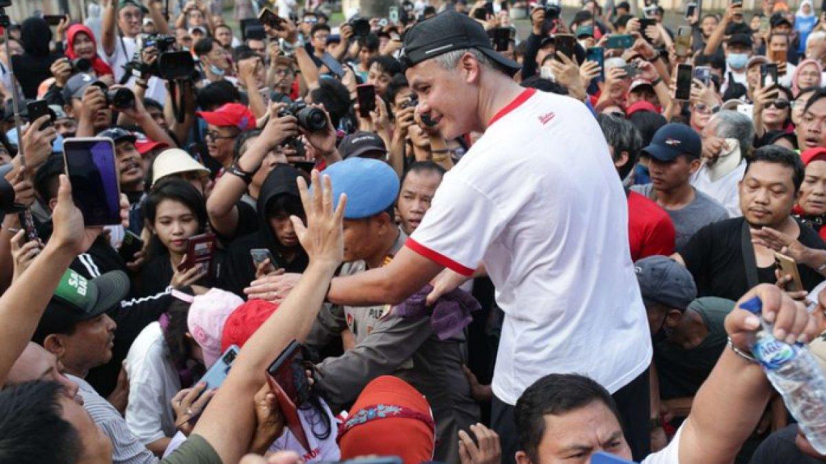 Ganjar Pranowo jogging di GBK dikerumuni warga Jakarta.