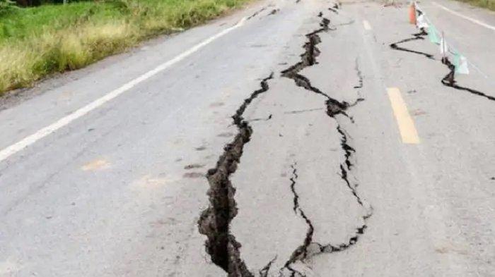 Ilustrasi jalan retak karena gempa