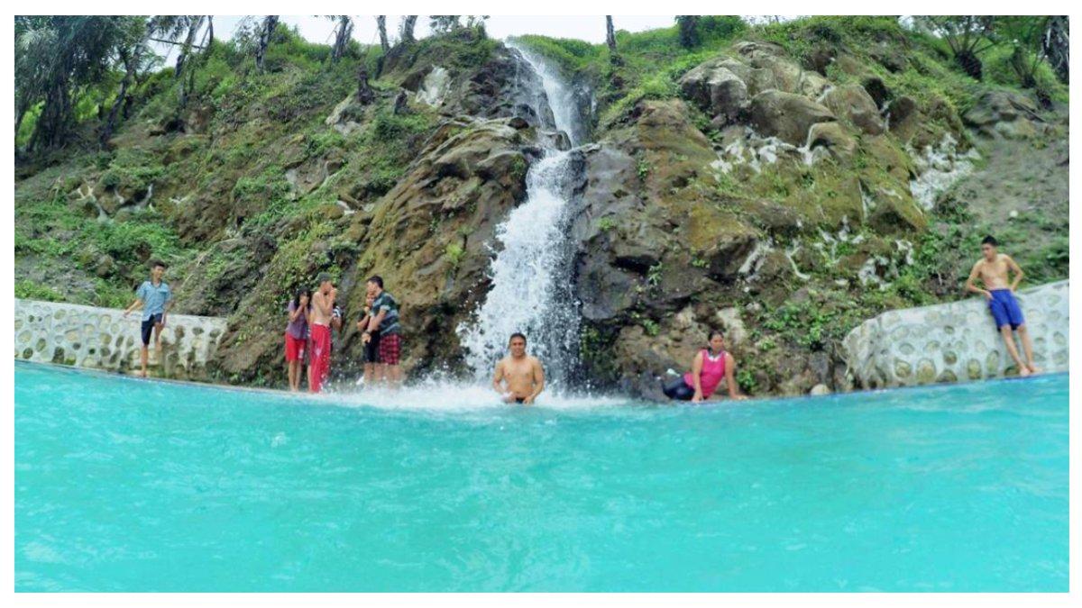 Aliran air terjun bukit gibeon yang langsung mengalir ke kolam
