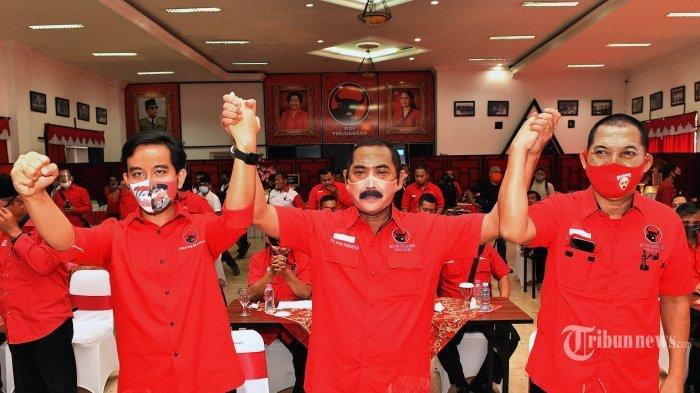 Pasangan Gibran Rakabuming Raka (kiri) dan Teguh Prakosa (kanan) saling berpegangan tangan dengan Ketua DPC PDIP Solo FX Hadi Rudyatmo (tengah), dalam acara pengumuman rekomendasi pasangan calon yang diusung PDI-P pada Pilkada Serentak 2020, oleh DPD PDI-P Jateng, Jumat (17/7/2020). Pasangan Gibran-Teguh direkomendasikan oleh DPP PDI-P untuk terjun dalam ajang Pilkada Solo. TRIBUNNEWS/HO/Tim Komunikasi dan Medsos Gibran