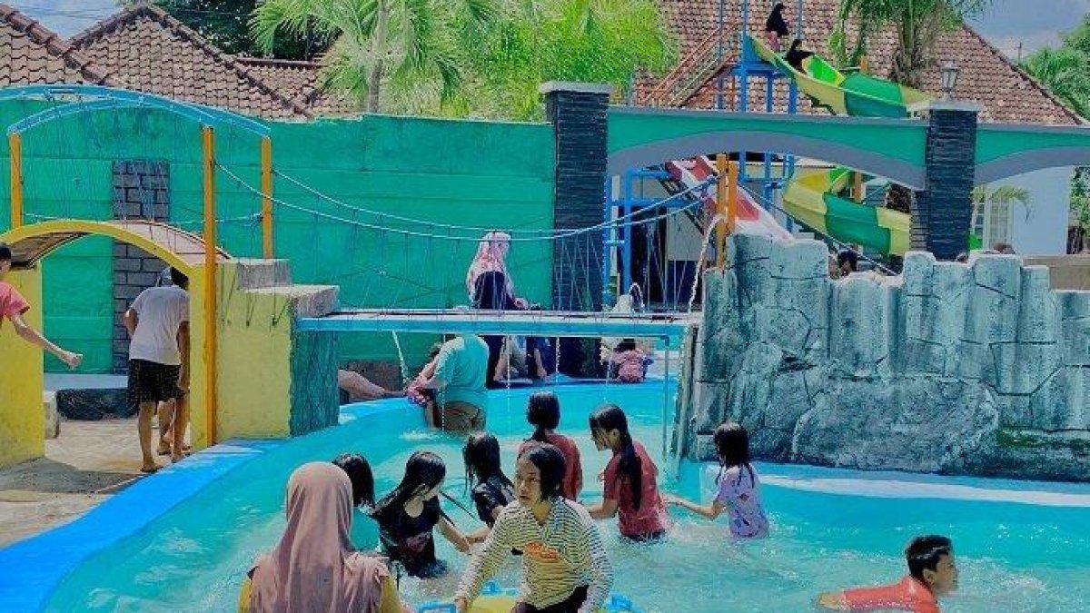 OBYEK WISATA KLATEN: Pengunjung tengah menikmati wahana The Gondang Park