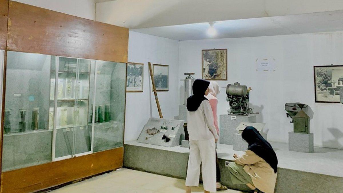OBYEK WISATA KLATEN: Pengunjung tengah menikmati sejarah museum gula jawa tengah di The Gondang Park