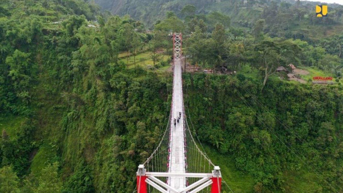 OBYEK WISATA KLATEN: Jembatan gantung dengan pemandangan indah di Girpasang