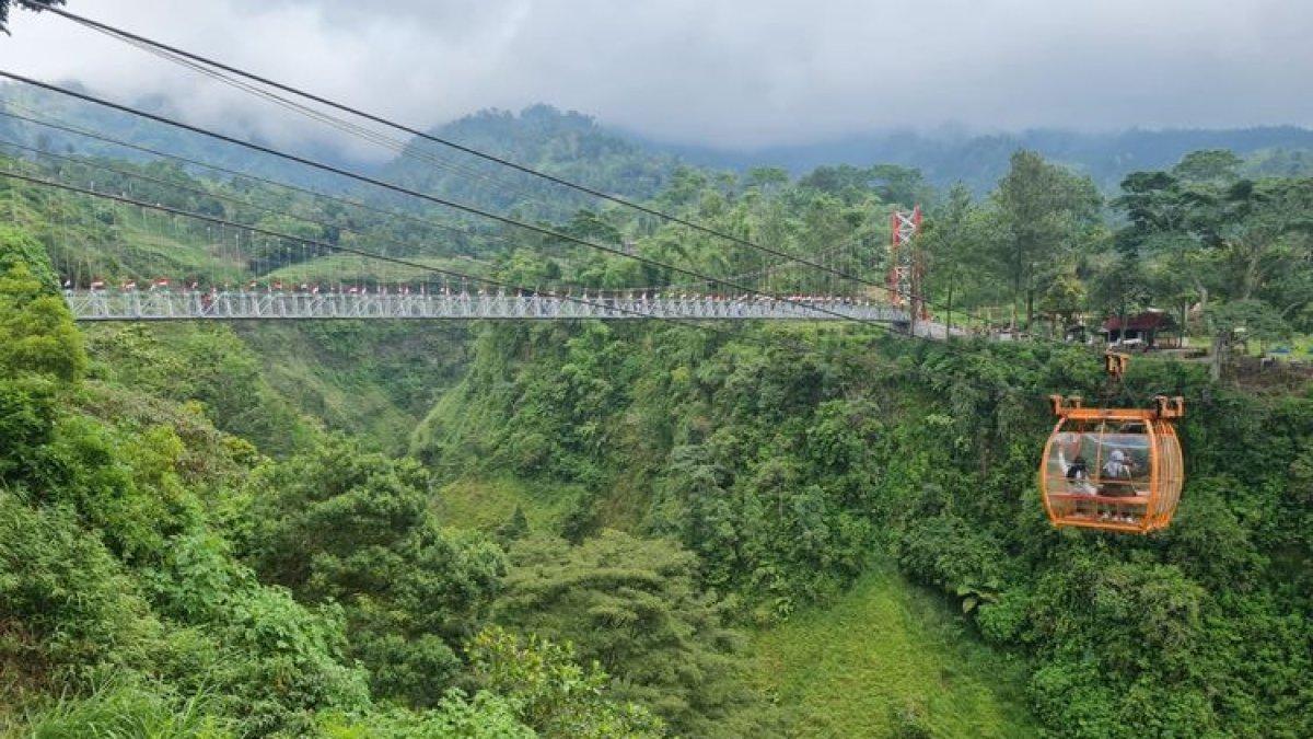 OBYEK WISATA KLATEN: Gondola dan jembatan gantung dengan pemandangan indah serta udara sejuk yang ditawarkan di Girpasang