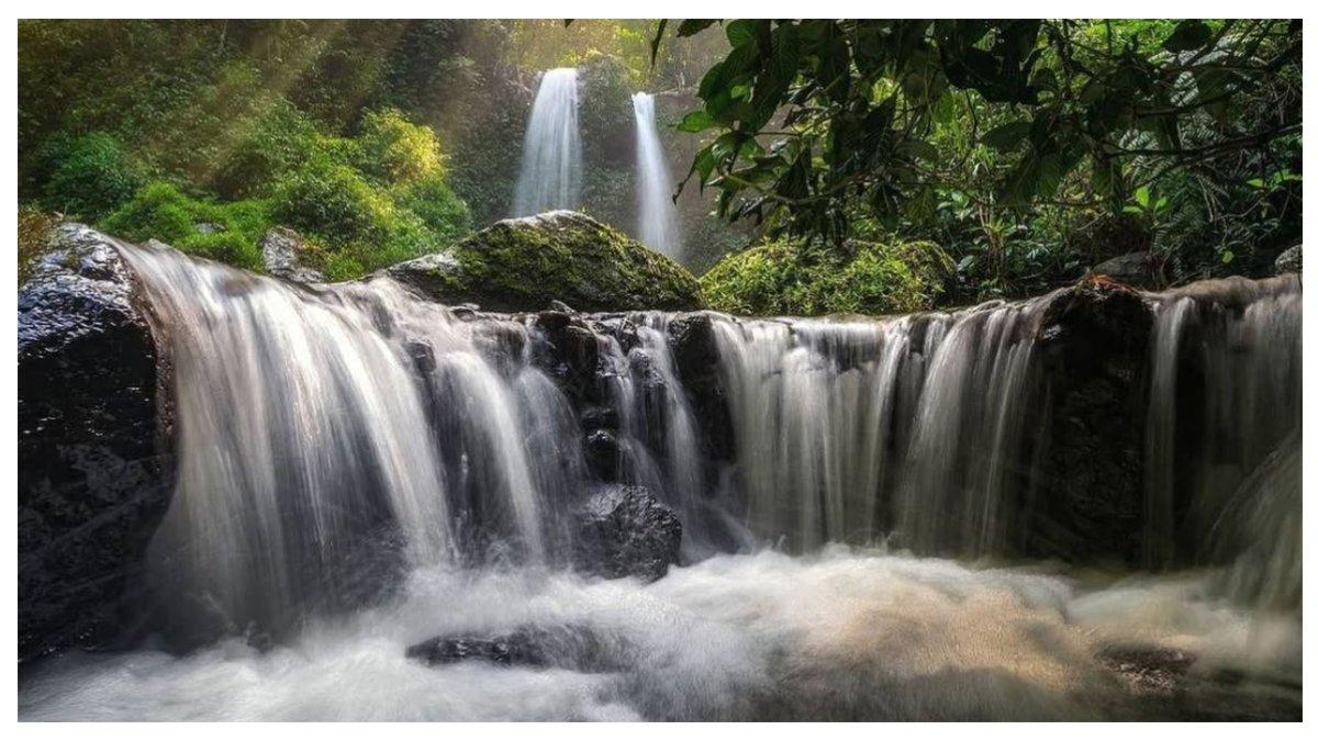 WISATA AIR TERJUN - Tampak indah dan segar air terjun grenjengan kembar
