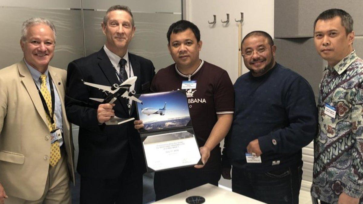 Haji Isam (tengah) saat membeli pesawat Boeing terbaru dengan pakai kaos.