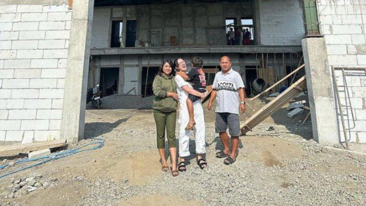 Happy Asmara saat mengunjungi pembangunan gedung bersama keluarga.
