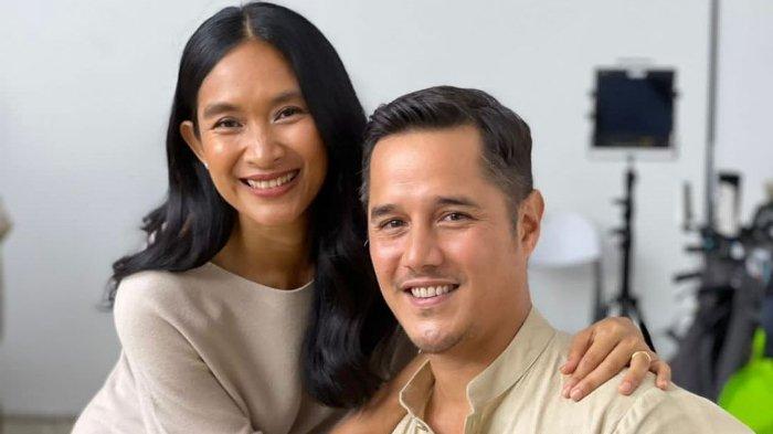 Happy Salma dengan suami tercintanya.