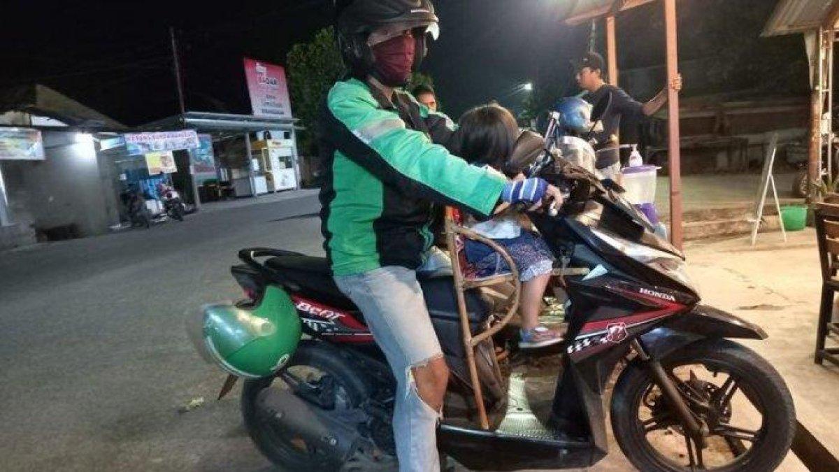 Hasran bersama anaknya yang masih usia 2,5 tahun